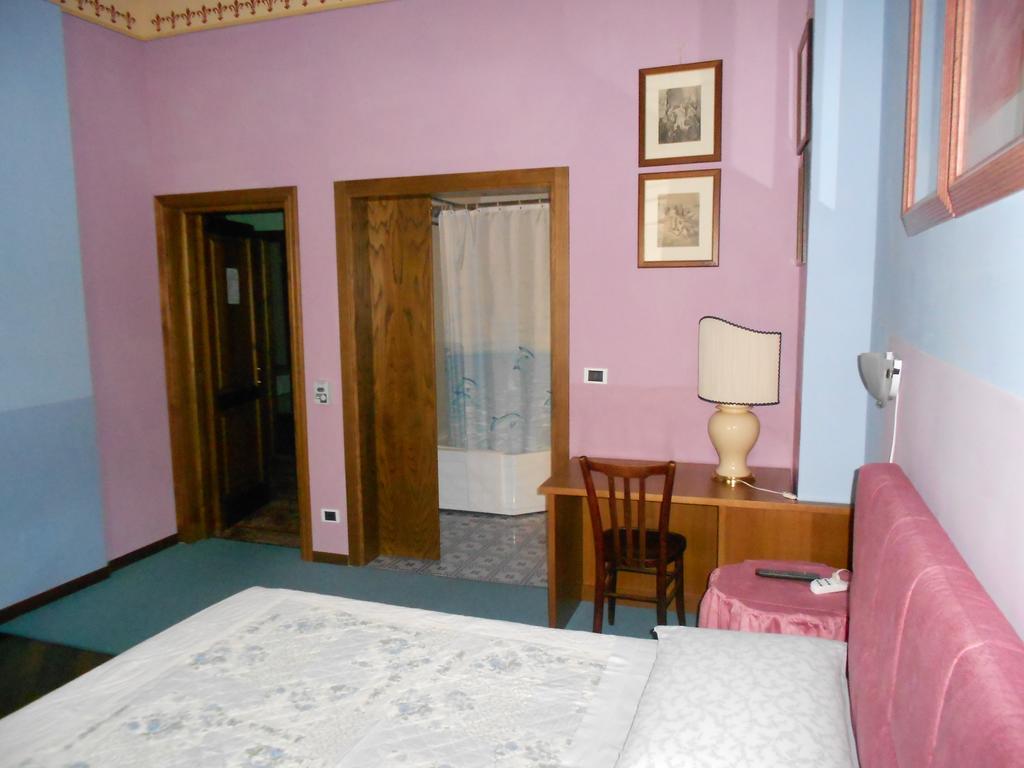 Tarussio Hotel Arezzo Bagian luar foto